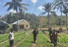 Babinsa Perkuat Silaturahmi dengan Petani Desa Umbu Riri