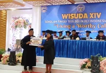 Obor Emas Salurkan Beasiswa Sensasi Bagi Mahasiswa STTII Kupang