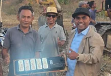 Simson Polin Hadirkan Dukungan Penerangan bagi Warga Desa Persiapan Loman