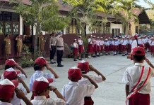 Polda NTT Tanamkan Disiplin Siswa Melalui Upacara