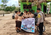 Bhabinkamtibmas Lobalain Dekat dengan Siswa lewat Perpustakaan Keliling