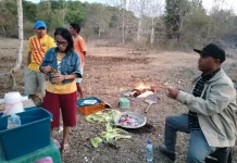 Simson Polin Nikmati Kopi dan Jagung Bakar, Grasstrack Buka Peluang Rezeki PKL