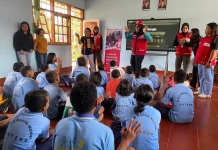 PMI Salurkan Bantuan Kemanusiaan di SLB Karya Murni Ruteng
