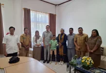 Wabup Sumba Timur Serahkan Kaki Palsu untuk Anak Disabilitas