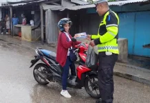 Satlantas Polres Rote Ndao Bagi Cokelat untuk Pengendara Tertib