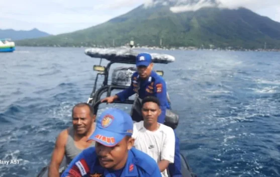 Ditpolairud Polda NTT Selamatkan Dua Kru Kapal Tenggelam di Larantuka