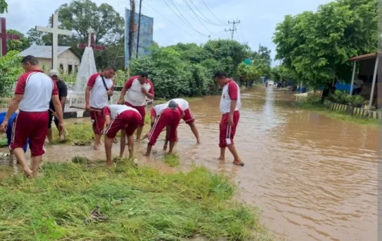 Polisi Bantu Warga Bolok Bersihkan Rumah usai Banjir