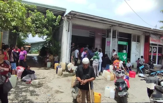 Jelang Lebaran Warga Oesao Antri Minyak Tanah