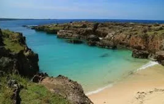 Pantai Tolanamon, Keindahan Alami di Balik Tebing Karang