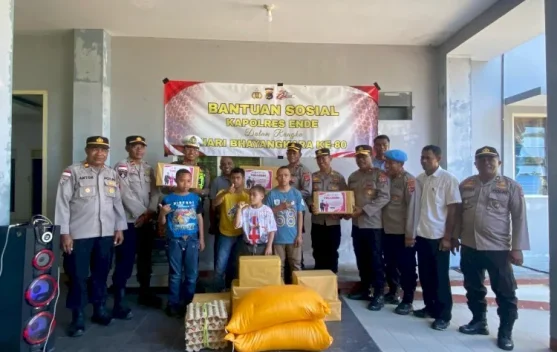 Polres Ende Tebar Kasih di Tiga Panti Asuhan Sambut HUT 80 Bhayangkara