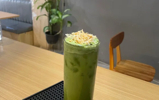 Coconut Matcha Latte: Minuman Sehat dengan Perpaduan Rasa yang Menyegarkan