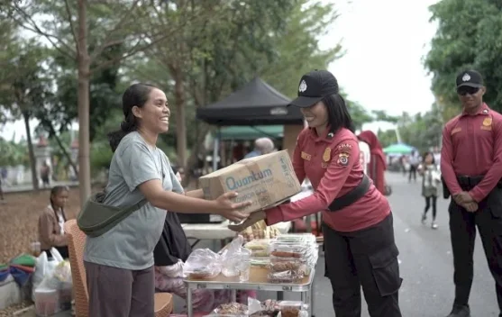 Ditpamobvit Polda NTT bagi Kompor Gas UMKM di Arena Car Free Day