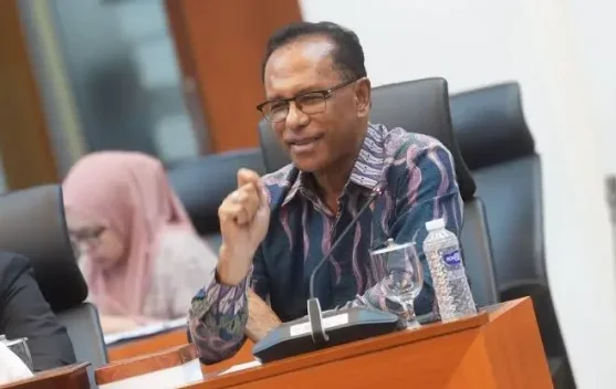 Usman Husin Salurkan Ribuan Bibit Durian untuk Rote