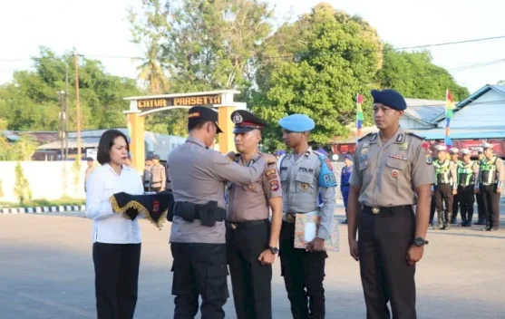 Kapolres Sumba Timur Pimpin Upacara Kenaikan Pangkat 40 Personel Polres