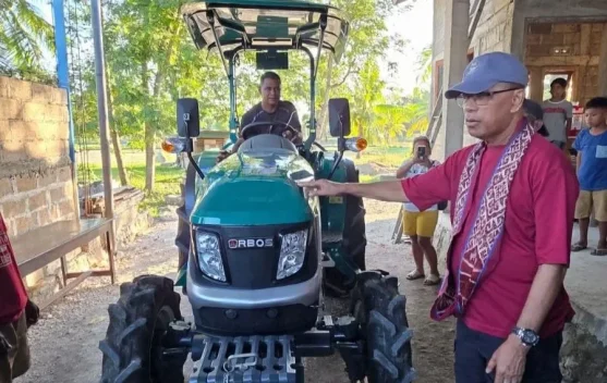 Usman Husin Salurkan Lima Traktor untuk Petani Kabupaten Kupang