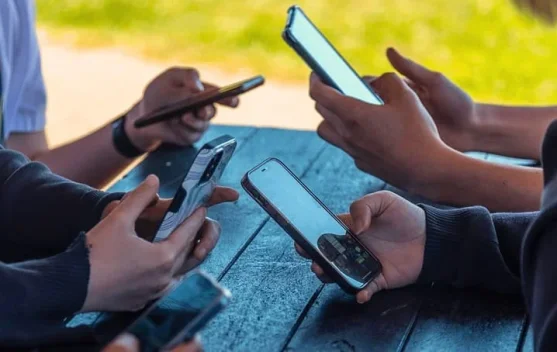 Mayoritas Warganet Indonesia Akses Internet 4 hingga 6 Jam per Hari