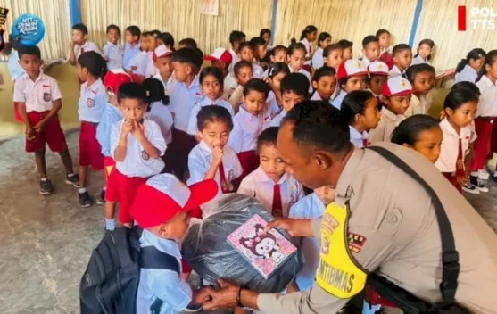 Kapolda NTT Bantu Perlangkapan Sekolah Siswa SDN Nunumat