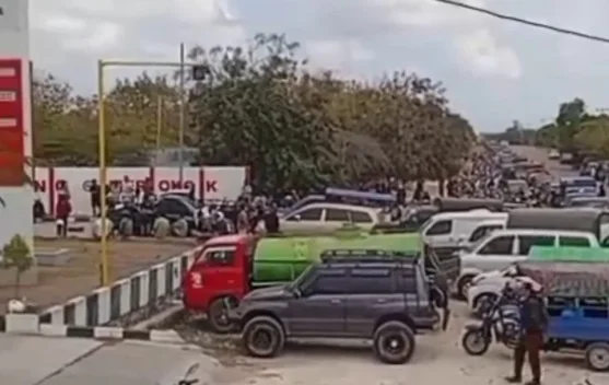 Cuaca Buruk Sebabkan Antrean Panjang BBM di Sabu Raijua