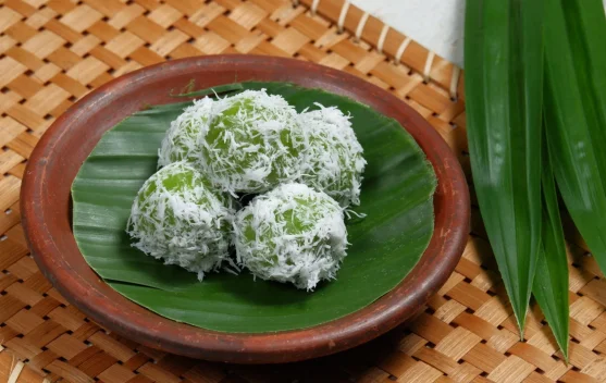 Si Bulat Hijau dengan Ledakan Gula Merah di Dalamnya