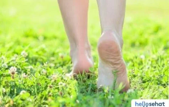 Apakah Jalan Tanpa Alas Kaki Bagus untuk Tulang Belakang?