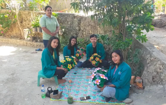Dari Sampah Plastik,UMKM Bunga Angel Kupang Asah Mahasiswa Unimor Berwirausaha