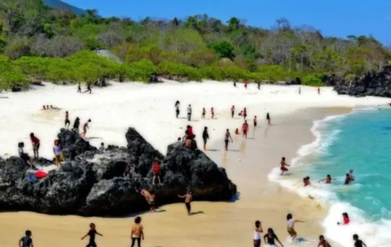 Pantai Ina Burak Tawarkan Panorama Laut Menawan