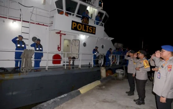 Polri Bantu Korban Gempa Bumi di Pulau Palue Menggunakan KP Kasutri 6002