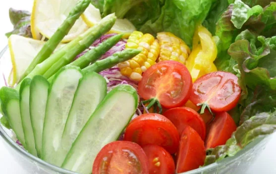 Menyiapkan Lalapan Sayur yang Benar dan Sehat