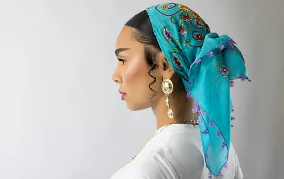 Tren Bandana saat Ini: Aksesori Sederhana yang Kembali Jadi Favorit