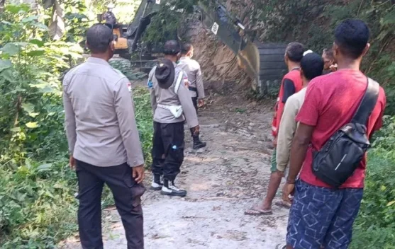 Bencana Tanah Longsor Polri Buka Jalan Bagi Warga