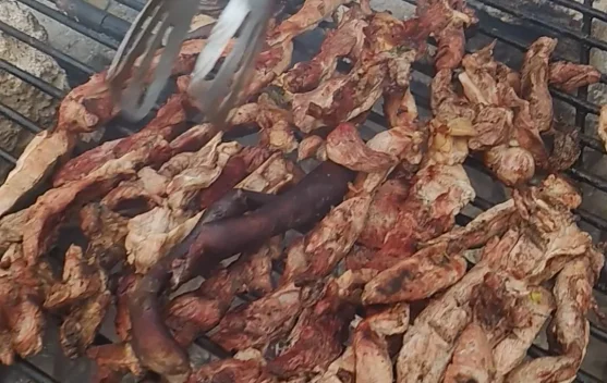 Noldy Manfaatkan Pasar Baun Kembangkan Usaha Babi Bakar