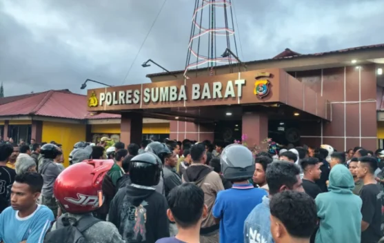 Kodim 1613/Sumba Barat Bantu Polres Sumba Barat Redam Ketegangan Massa