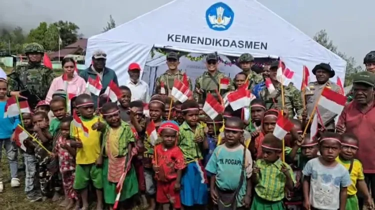 Pangkogabwilhan III Resmikan Pojok Baca Satgas Yonif 113/JS