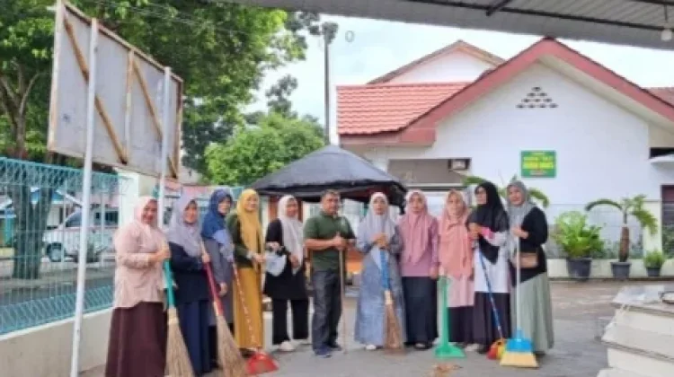 MIN 3 Lhokseumawe Gotong Royong Bersihkan Masjid jelang Ramadhan