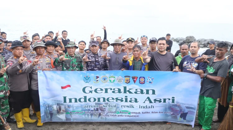Polri-TNI dan Pemda Bersihkan Pantai Ujung Blang