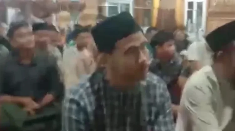 Jamaah Membludak di Malam Pertama Tarawih di Mesjid Syura Kandang
