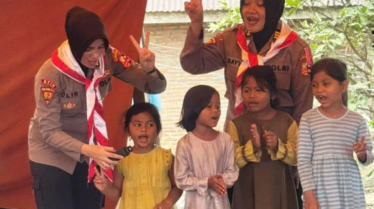 Mahasiswa PTIK Lemdiklat Polri Pulihkan Anak Korban Banjir