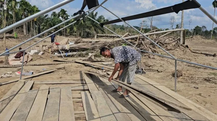 Warga Desa Sijudo Aceh Timur Bangun Huntara Secara Mandiri