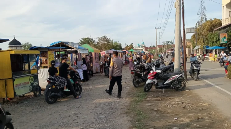 Ramai Berburu Takjil, Polisi Sigap Atur Lalu Lintas di Simpang Pasar Keude Bayu