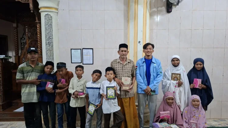 LDK Al-Kautsar Unimal Salurkan Donasi Al-Qur’an untuk Warga Terdampak Banjir