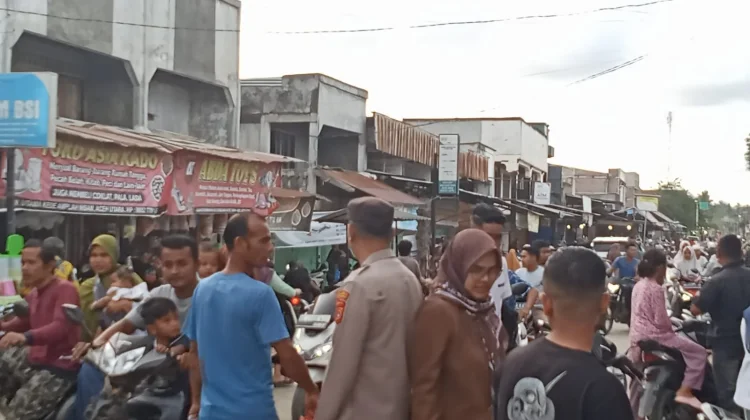 jelang Berbuka, Polsek Nisam Amankan dan Atur Arus Lalu Lintas di Pasar Keude Amplah