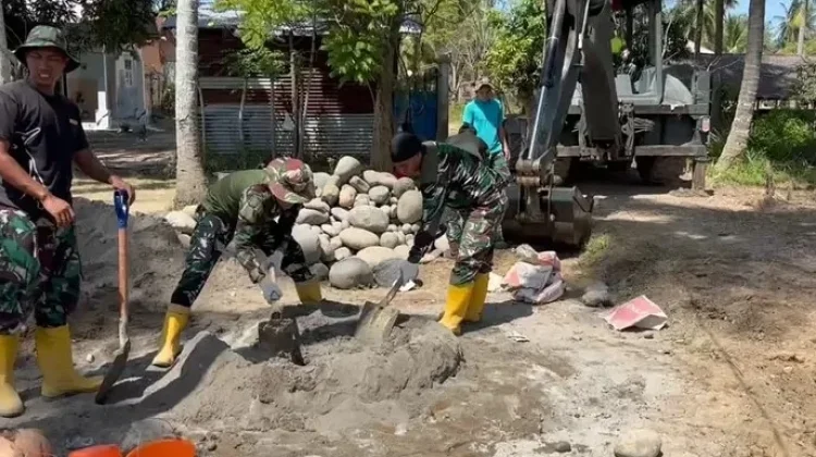TNI Bangun Jembatan Aramco Penghubung Dua Desa di Dewantara