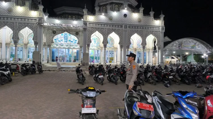 Personel Polsek Dewantara Siaga di Masjid Besar Bujang Salim
