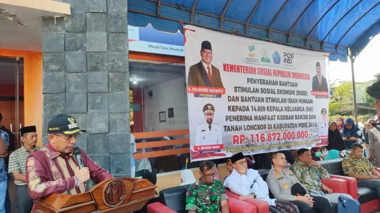 Bupati Pidie Jaya Salurkan Bantuan Stimulan Kemensos Tahap I