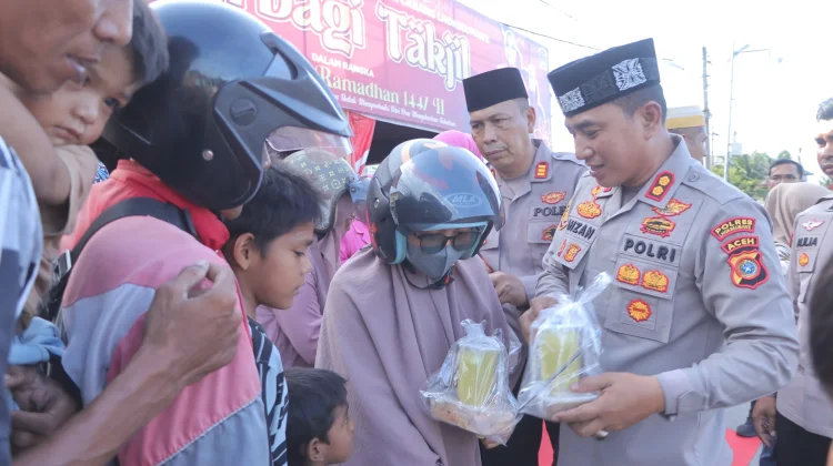 Kapolres Lhokseumawe dan Ketua Bhayangkari Berbagi Takjil