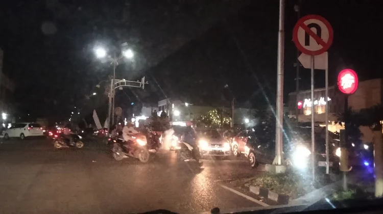 Arus Kendaraan Padati Simpang Empat Lhokseumawe