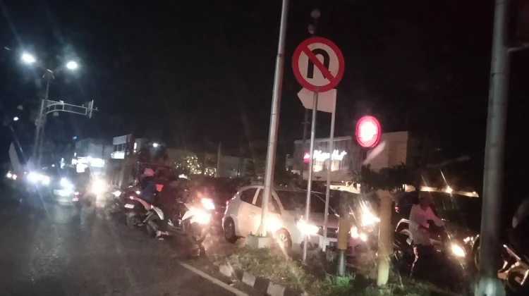 Arus Kendaraan Padati Simpang Empat Lhokseumawe