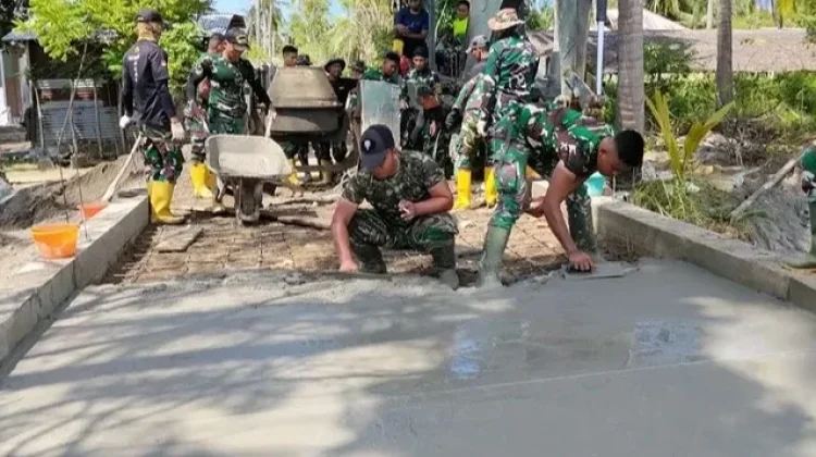 Prajurit TNI  Bangun Jembatan Aramco di Aceh Utara