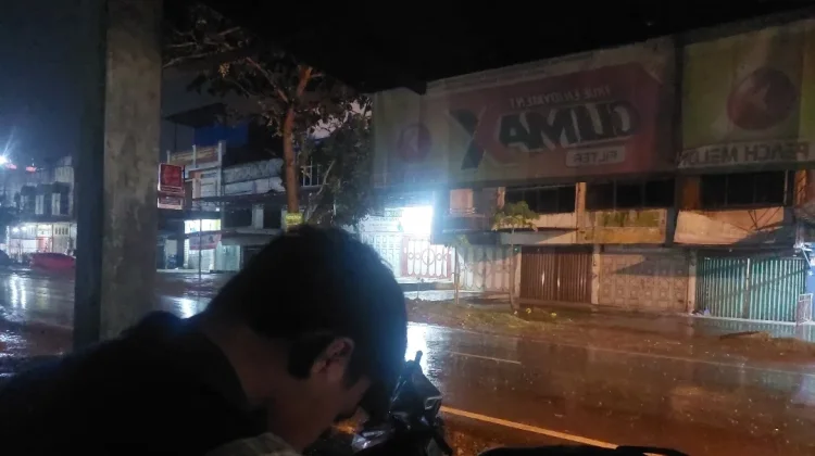 Kota Lhokseumawe Diguyur Hujan, Pengendara Motor Berteduh usai Shalat Tarawih