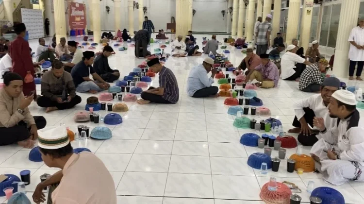Semangat Berbagi, Masjid Baiturrahman Rutin Gelar Buka Puasa